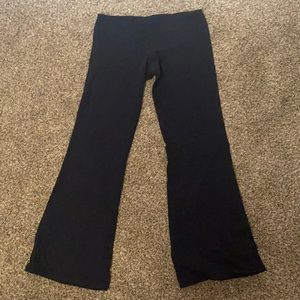 Black lululemon yoga pants.